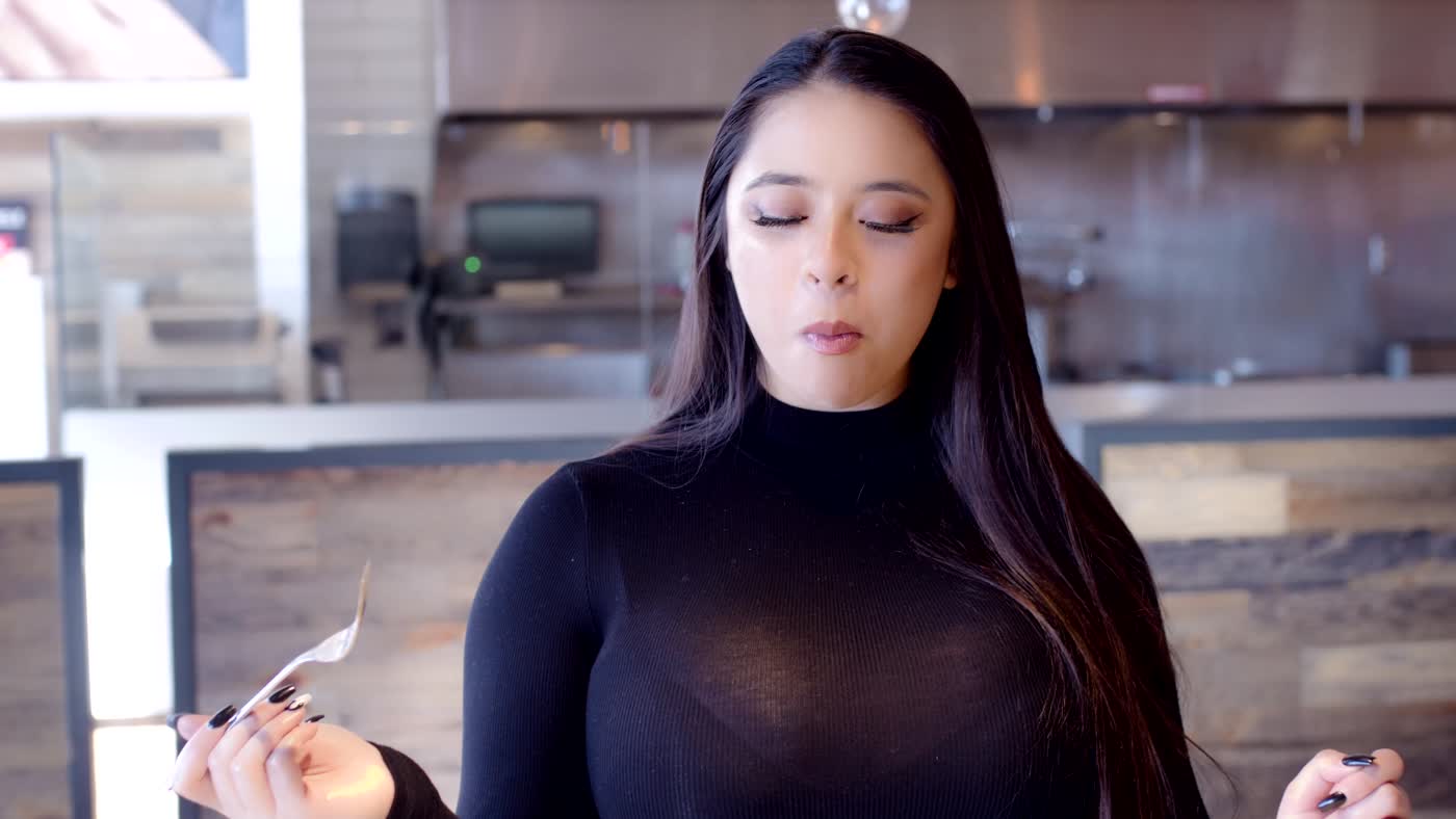 Still from a Via Cibo delivery campaign video.